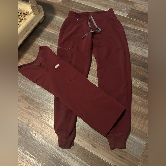 2pc Figs Burgundy jogger w vneck top Scrub Set xS great condition 151 - Picture 2 of 5